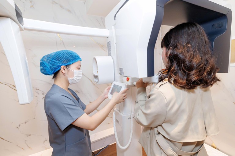 Khách hàng được chụp phim CT 3D trước khi trồng Implant