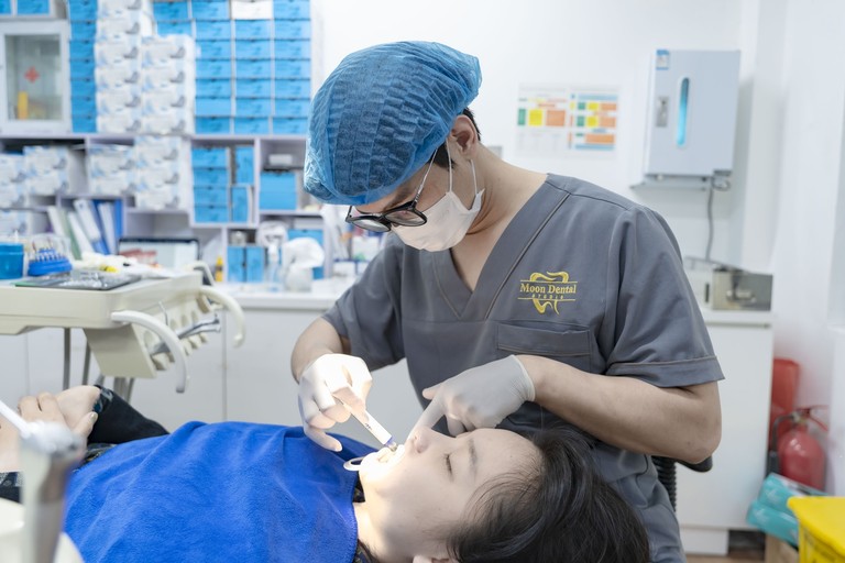 Bác sĩ tái khám và theo dõi sau khi cấy Implant