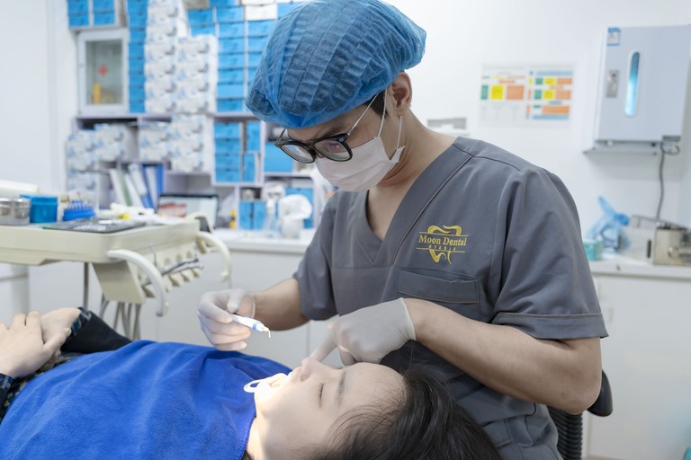 Bác sĩ Nha Khoa Việt Bỉ trực tiếp thăm khám Implant