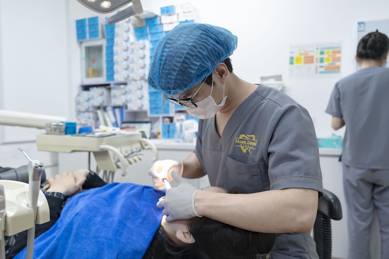 Bác sĩ thăm khám cho bệnh nhân