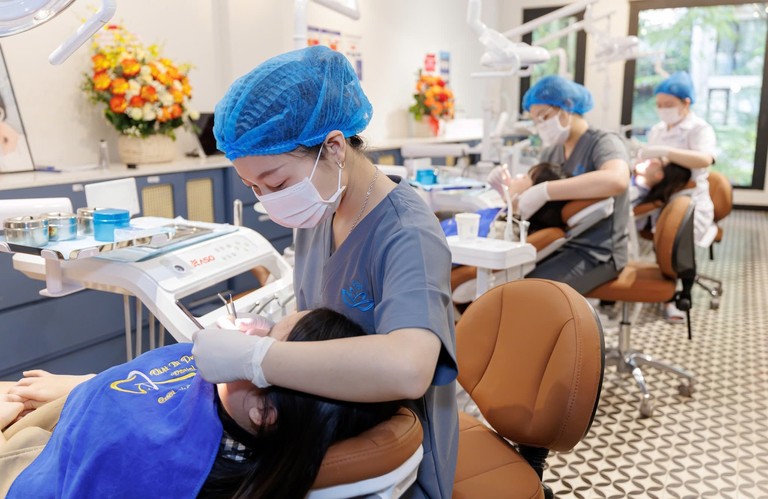 Bác sĩ tỉ mỉ trong từng ca điều trị