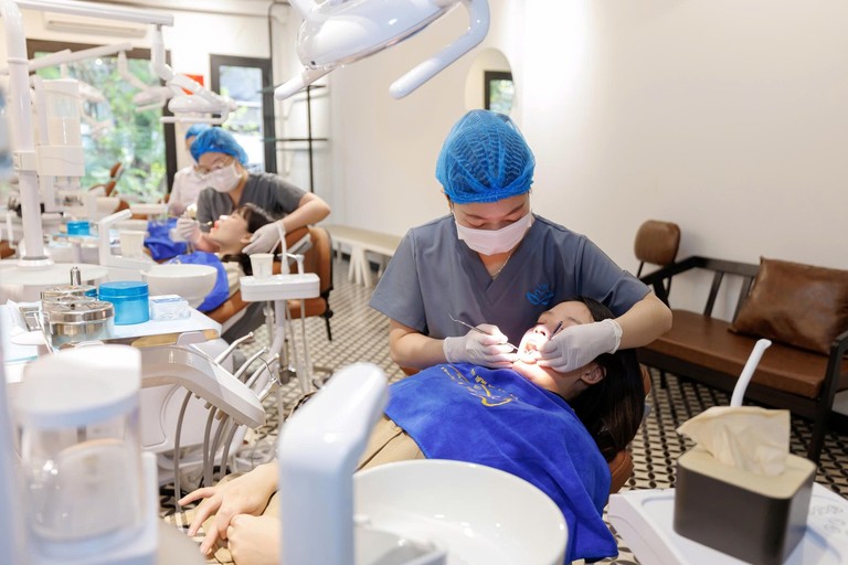 Bác sĩ kiểm tra tình trạng răng và tư vấn Implant cho khách hàng