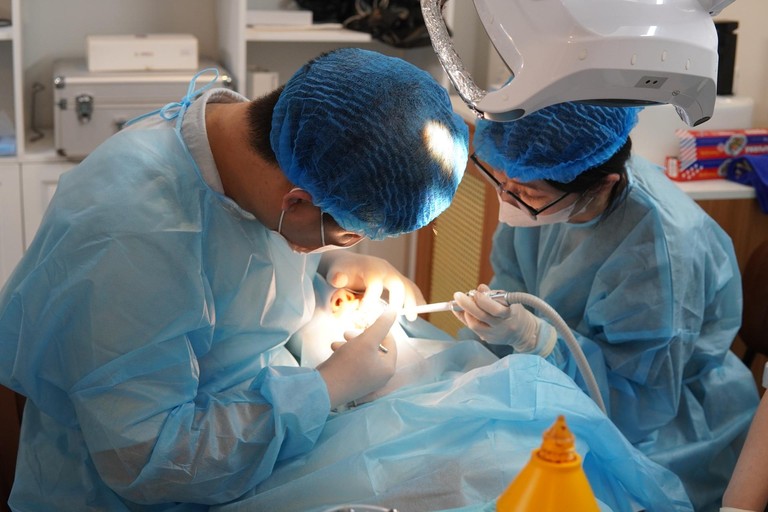 Ca phẫu thuật Implant được thực hiện trong môi trường vô trùng