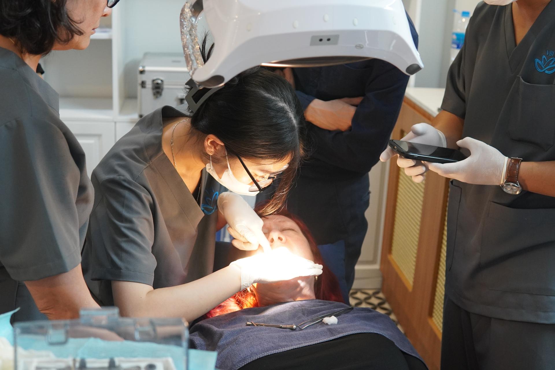 Bệnh nhân được thăm khám tận tâm