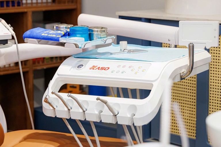 Ghế điều trị và máy chụp X-quang phục vụ Implant tại phòng khám